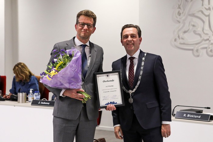 2022-03-28 Arco Weening ontvangt oorkonde van burgemeester Michel Bezuijen (Facebook-pagina Gemeente